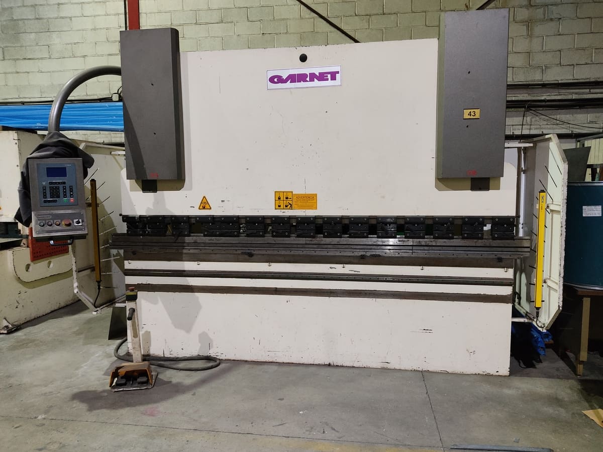 Plegadora hidráulica Garnet para conformado de chapa en taller Kronos SL, Bizkaia