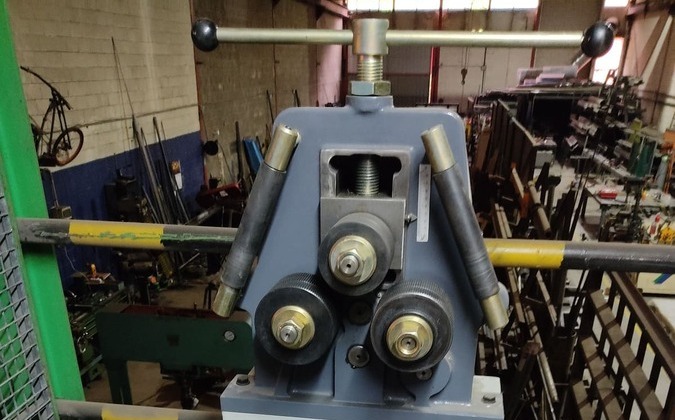 Curvadora de perfiles y tubos manual en taller de Kronos SL, Bizkaia