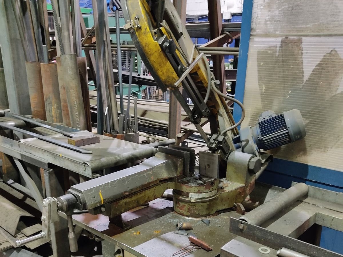 Sierra de cinta horizontal para corte de perfiles metálicos en Kronos SL
