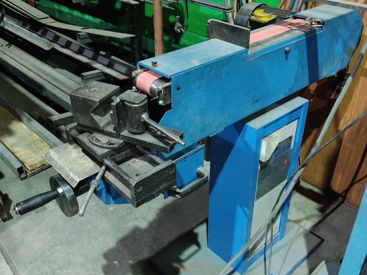 Lijadora de banda industrial para tubos y perfiles metálicos en Kronos SL