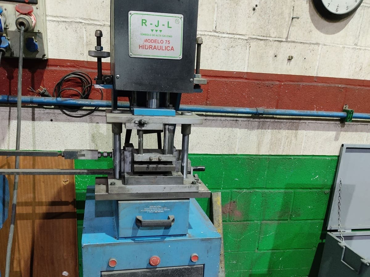 Prensa hidráulica RJL Modelo 75 para trabajos de forja en Kronos SL, Bizkaia