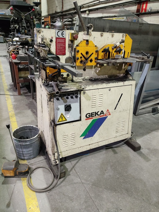 Cizalla punzonadora GEKA Minicrop para corte y conformado de chapa en Kronos SL