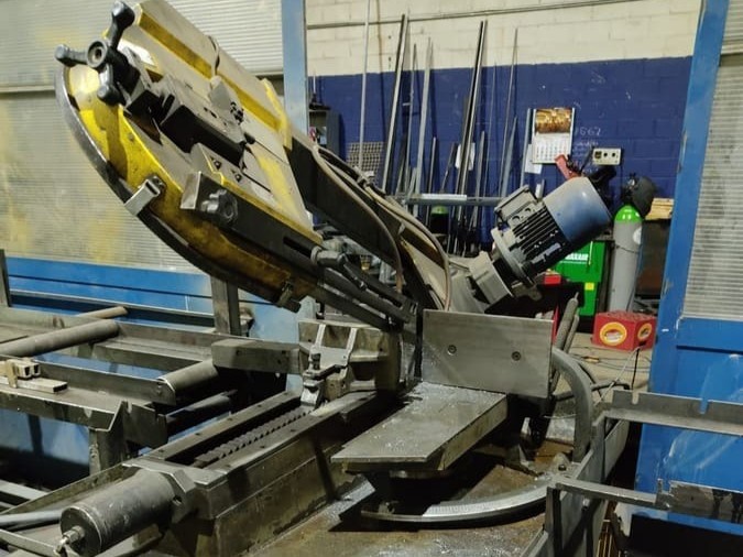 Sierra de cinta horizontal con alimentador en taller de Kronos SL, Bizkaia