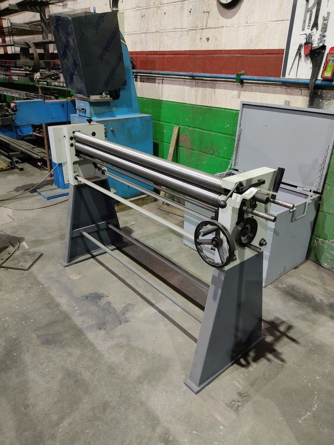 Curvadora de chapa de tres rodillos en taller de carpintería metálica Kronos SL