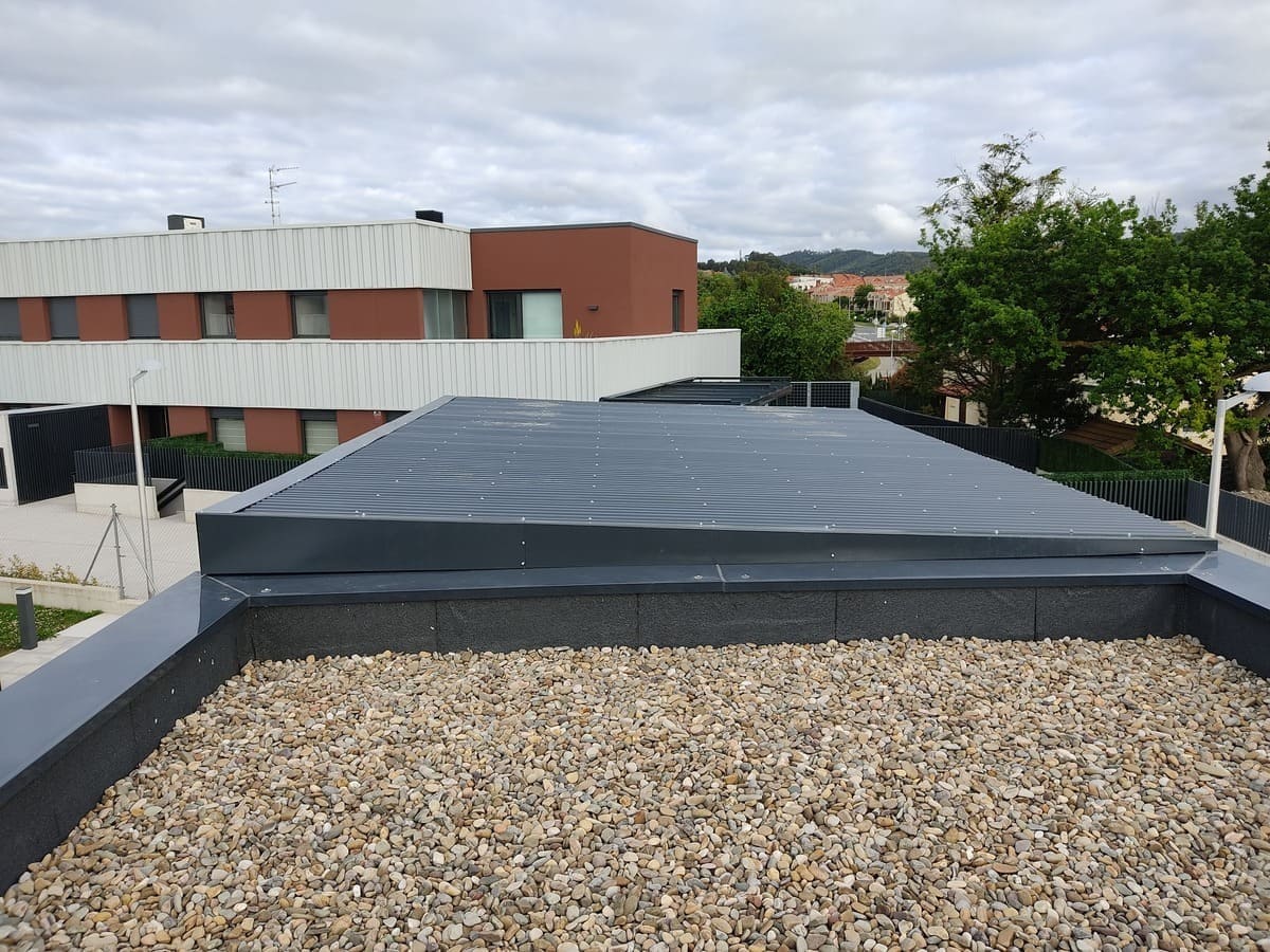 Cubierta metálica ondulada y estructura de chapa en azotea de edificio por Kronos SL, Bizkaia