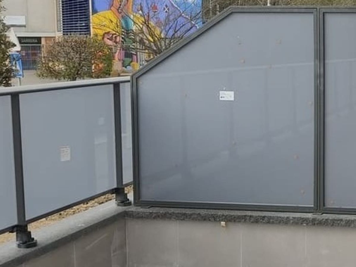 Barandilla de cristal esmerilado con marco metálico en terraza instalada por Kronos SL