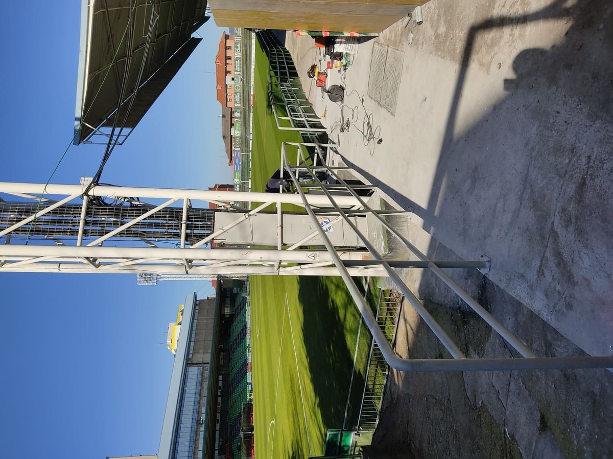 Pasamanos metálico y torre de iluminación en instalación de estadio por Kronos SL