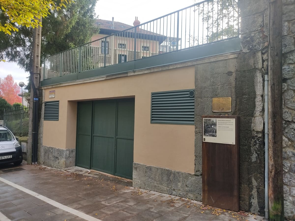 Puerta metálica verde y rejas de ventilación en fachada histórica de Bilbao por Kronos SL