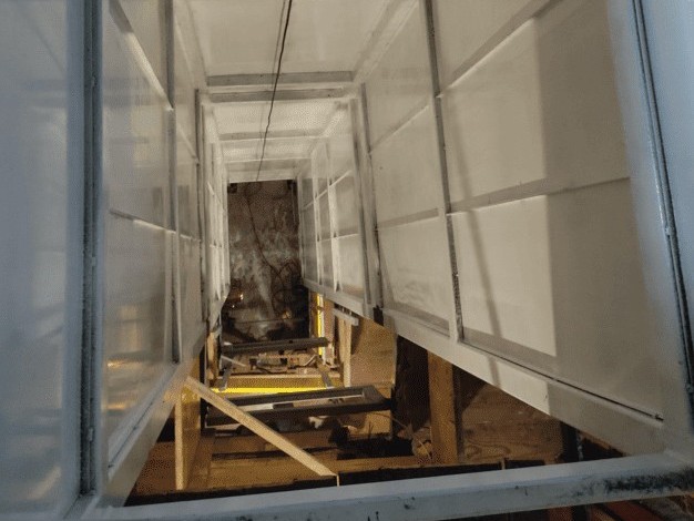 Montaje de estructura metálica en hueco de ascensor o ducto técnico por Kronos SL