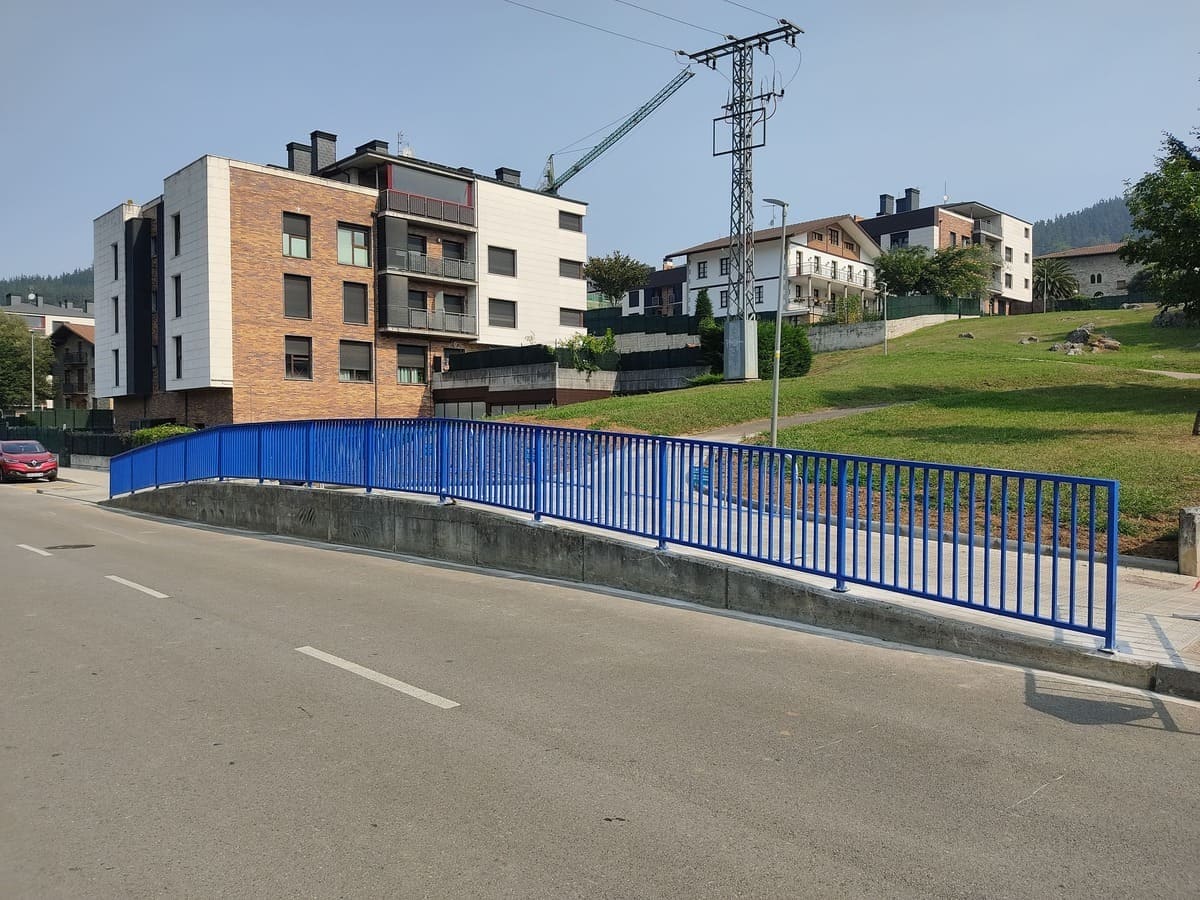 Barandilla metálica azul en talud junto a vía pública instalada por Kronos SL, Bizkaia