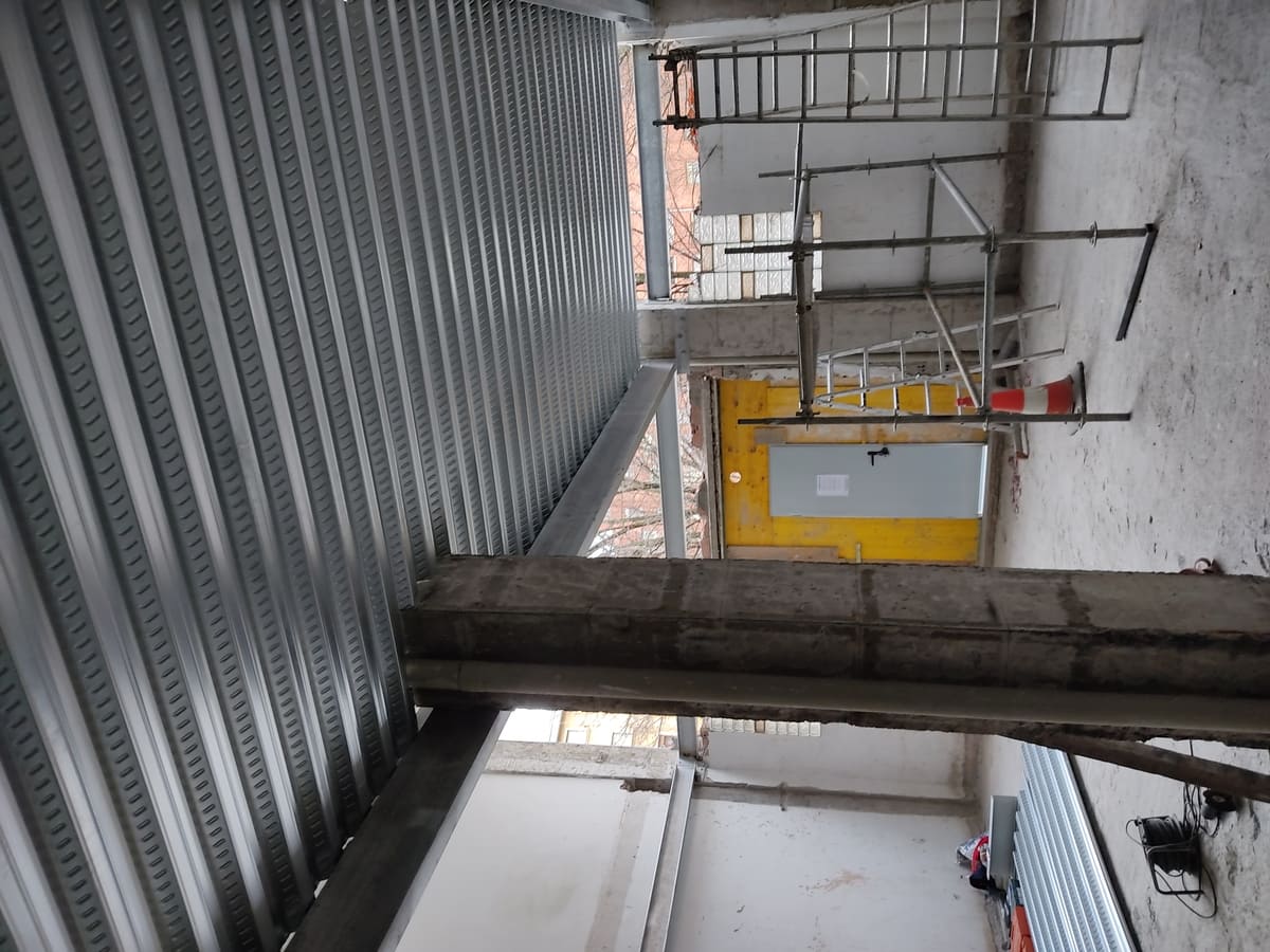 Forjado de chapa metálica ondulada y vigas de acero en obra realizada por Kronos SL