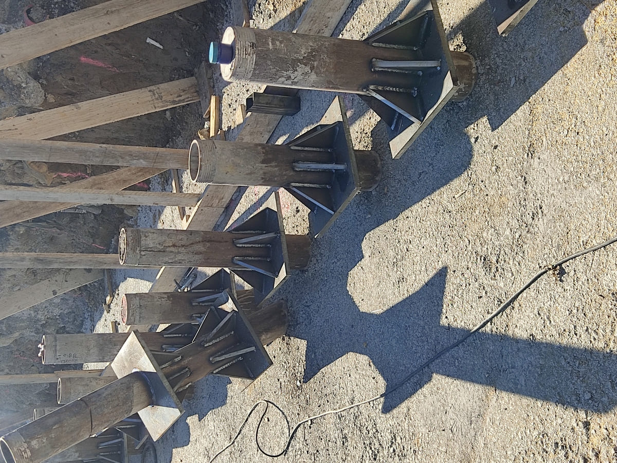 Pilotes metálicos con placas de anclaje en cimentación fabricados por Kronos SL