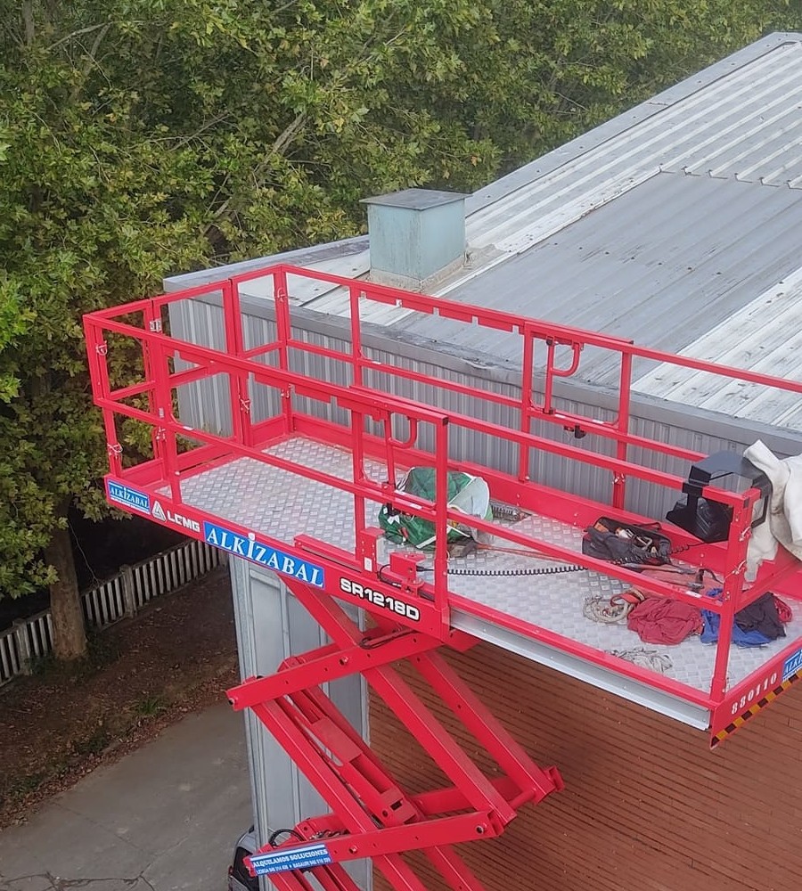 Trabajo de cubierta metálica en edificio con plataforma elevadora por Kronos SL, Bizkaia