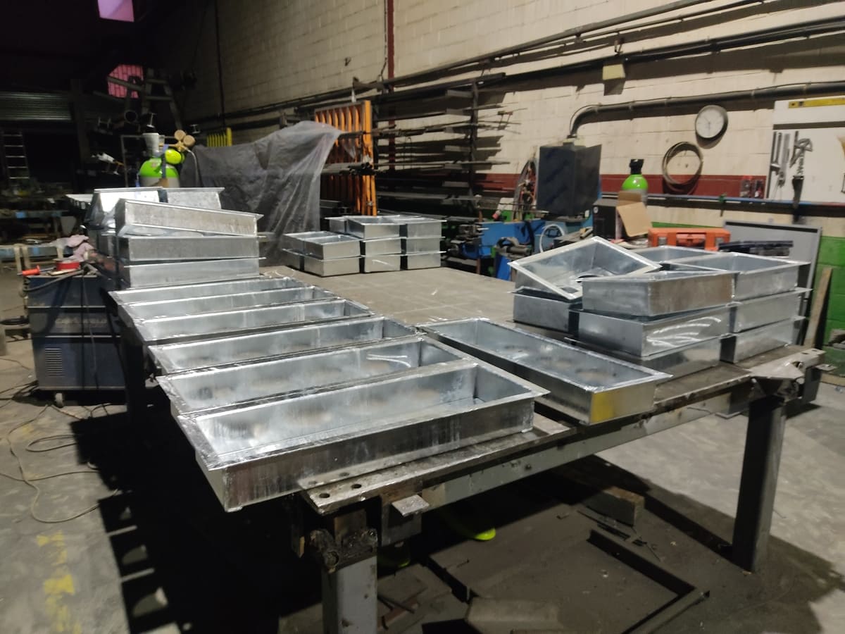 Bandejas galvanizadas fabricadas en taller de carpintería metálica Kronos SL, Bizkaia
