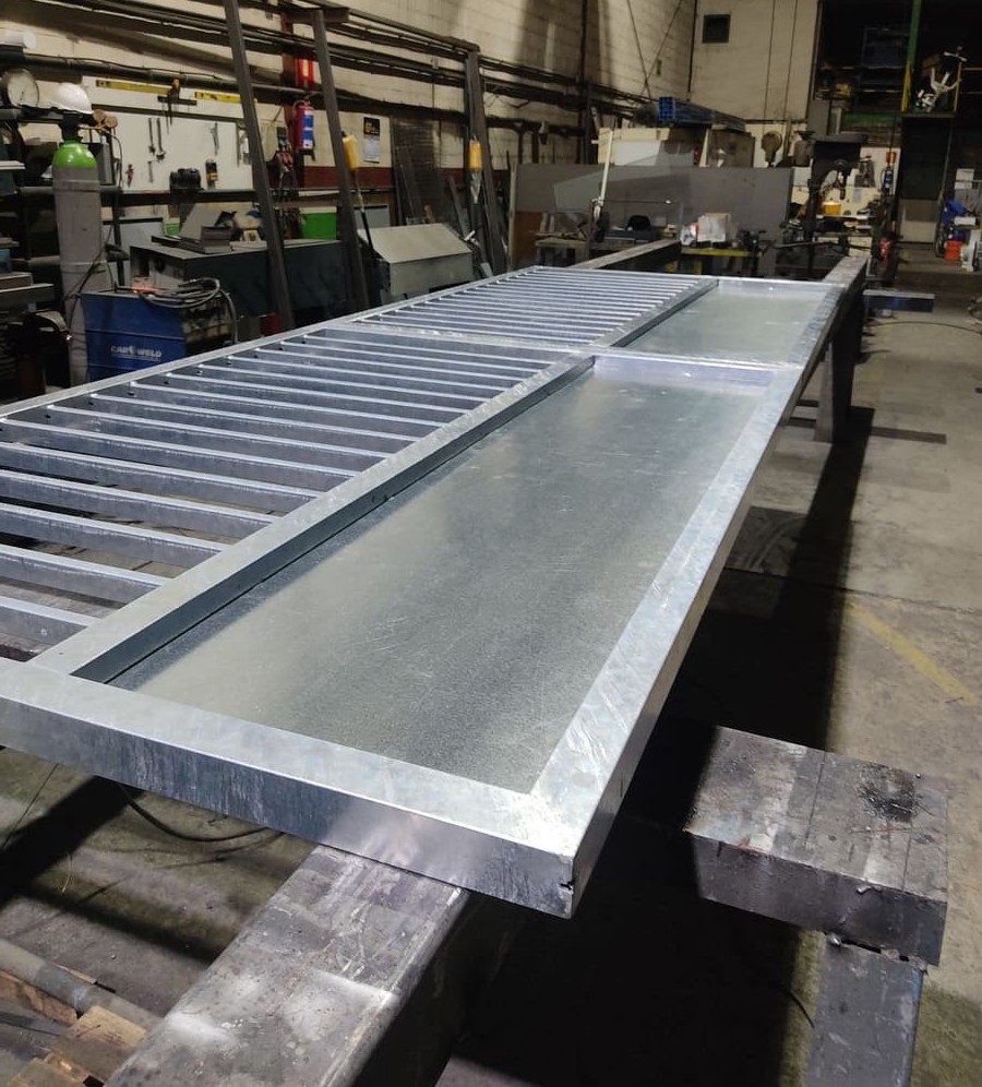 Puerta o valla metálica galvanizada en fabricación en taller de Kronos SL