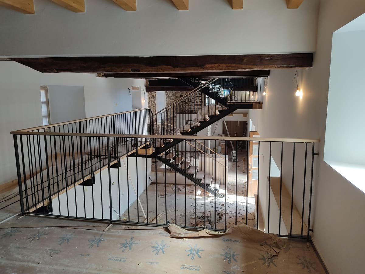 Escalera metálica con barandilla en rehabilitación de edificio histórico por Kronos SL
