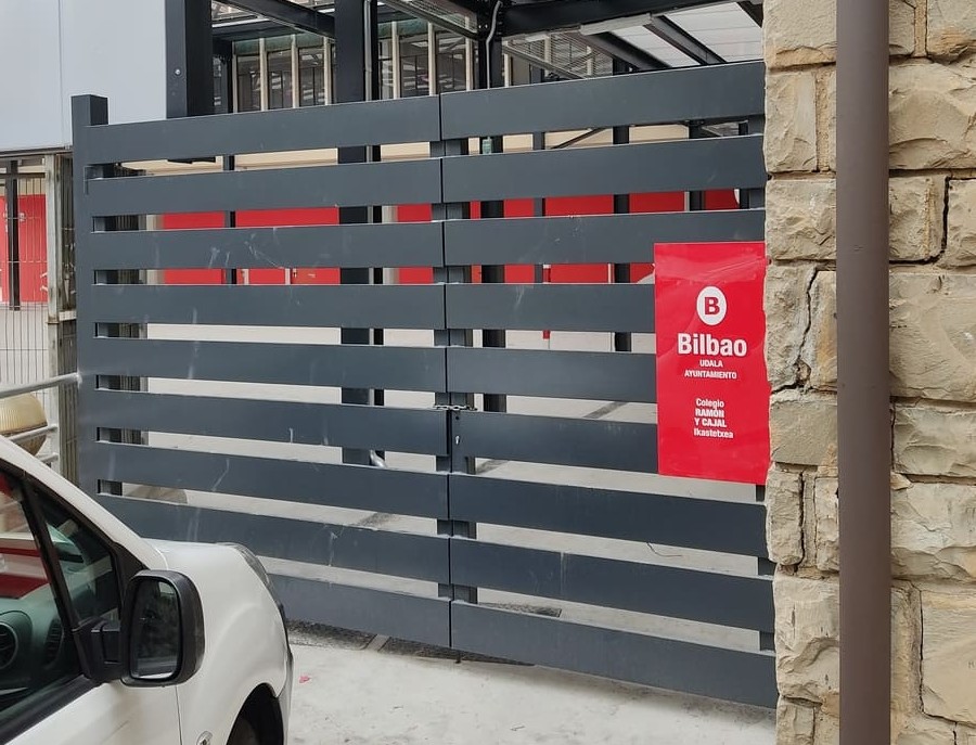 Puerta metálica de lamas en acceso del Colegio Ramón y Cajal de Bilbao por Kronos SL