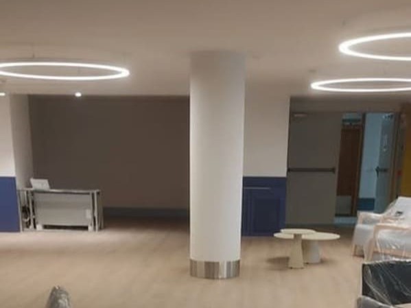 Puerta metálica con barra antipánico en vestíbulo comercial moderno por Kronos SL, Bizkaia